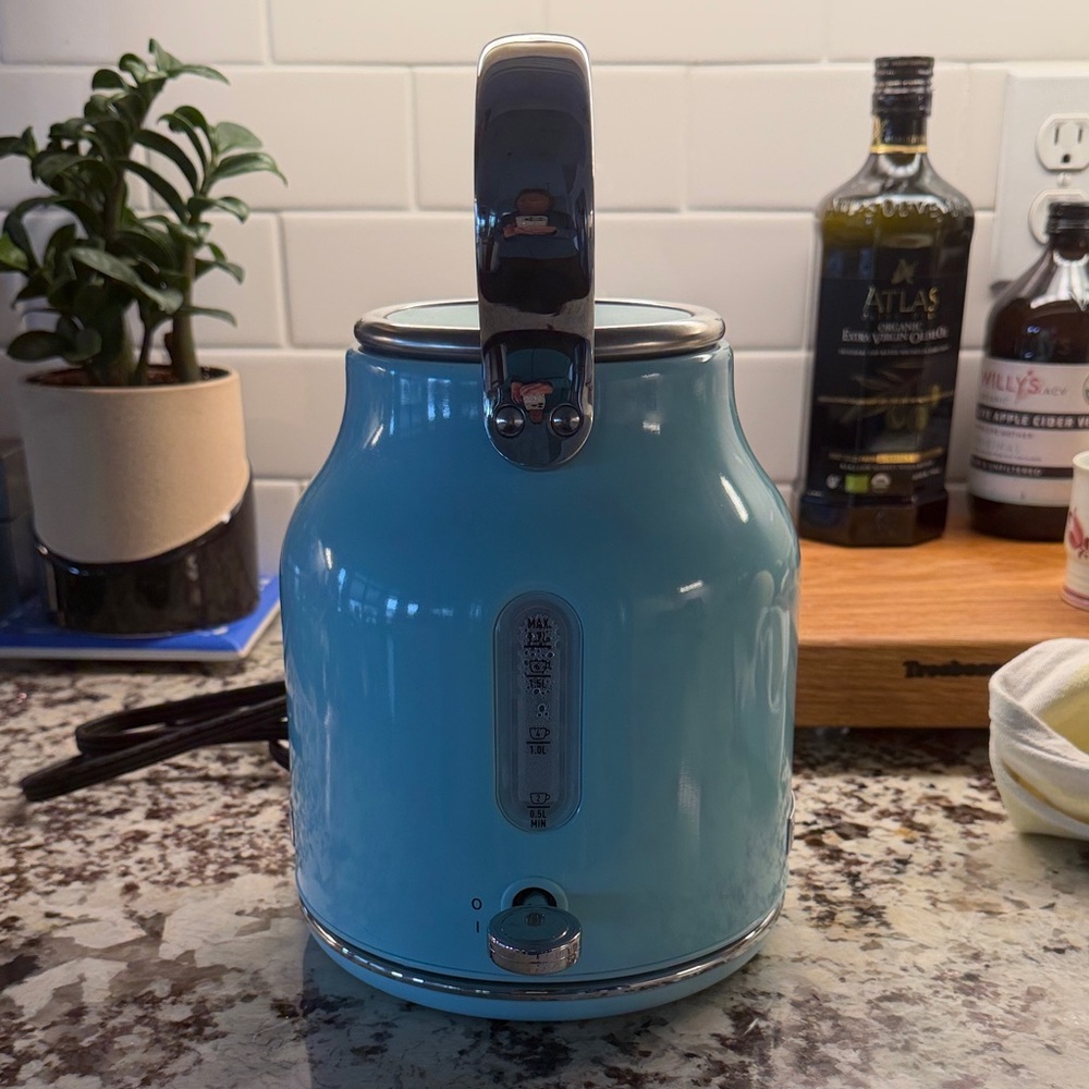 Hayden Retro-Style Electric Kettle in Teal with Chrome Accents - Picture 4 of 4